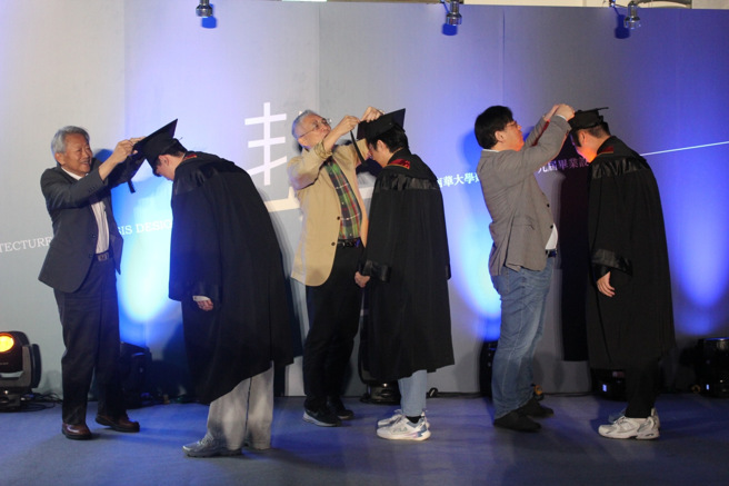 今年的畢業展覽開幕式同時也是系上特別為畢業生單獨舉辦的畢業典禮。(照片/南華大學提供)