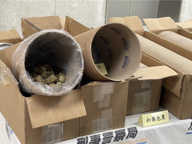 刑事局查获桶状真空包装袋夹藏市价5000万元的大麻。（翻摄照片／林郁平台北传真）