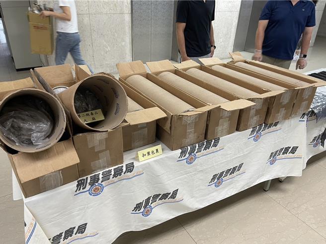 刑事局查获桶状真空包装袋夹藏市价5000万元的大麻。（翻摄照片／林郁平台北传真）