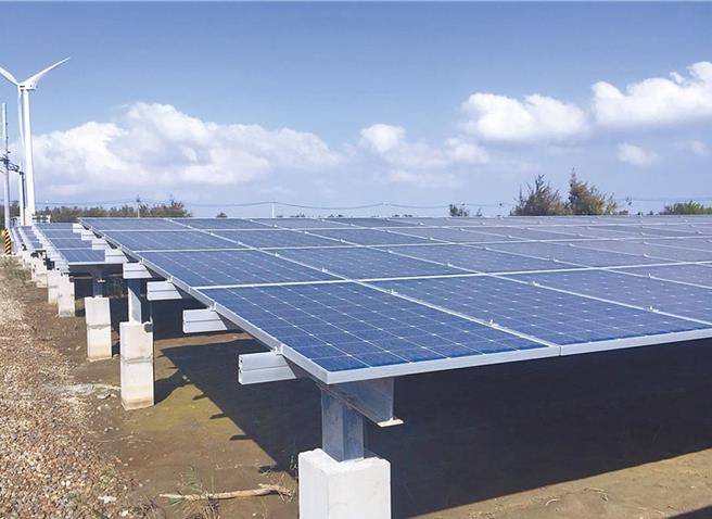 太陽光電產業前景看好，雲林縣虎尾科技大學推廣教育中心配合政府「產業新尖兵計畫」，開辦「太陽光電設置技術士訓練班」，12日教育中心表示待業青年可藉此專業學習一技在身，獲取高薪不是夢。（本報資料照片）