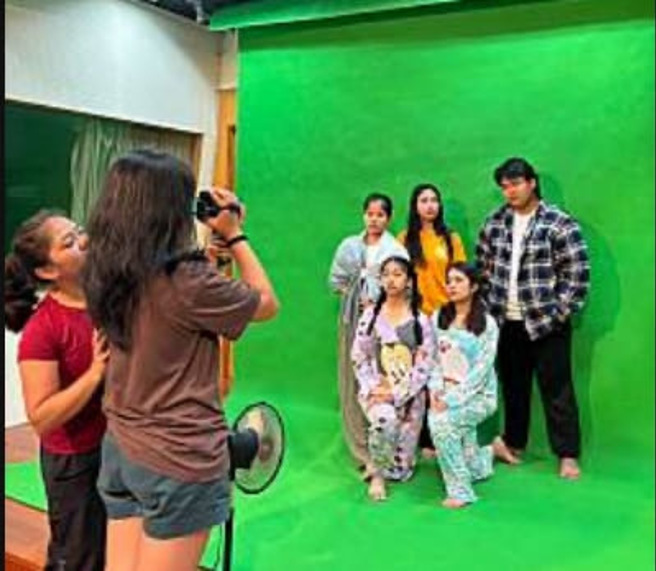 从剧本编写，拍角色照等，都由学生亲力亲为。(照片/慈济科技大学提供)