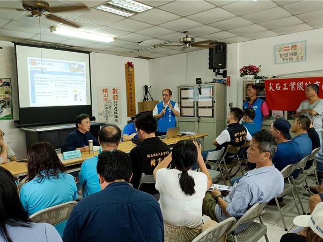 有業者規畫在既有的砂石廠增加回收營建廢棄物等項目，12日舉辦公聽會，上百居民到場表達反對意見。（邱立雅攝）