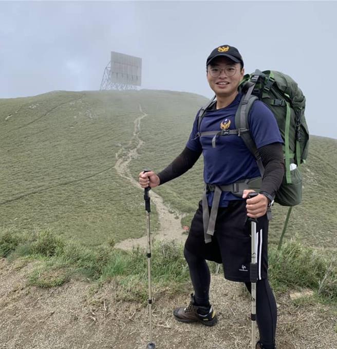 黄彦庭原是设备工程师后来转职成为消防员，热爱登山的他呼吁民眾切勿忽视登山风险。(桃市消防局提供／吕筱蝉桃园传真)