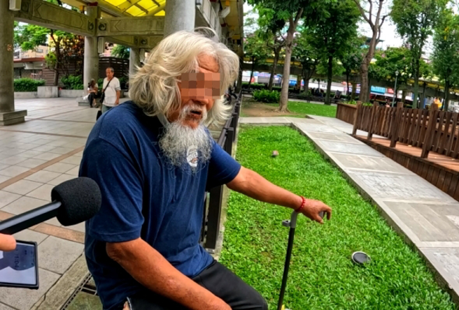 马大哥当街友很豁达，坦言人生毫无快乐和痛苦。(何祥瑀拍摄)