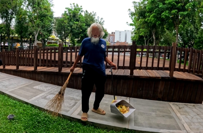 马姓街友以工代赈清扫艋舺公园可月领2万元。(何祥瑀拍摄)