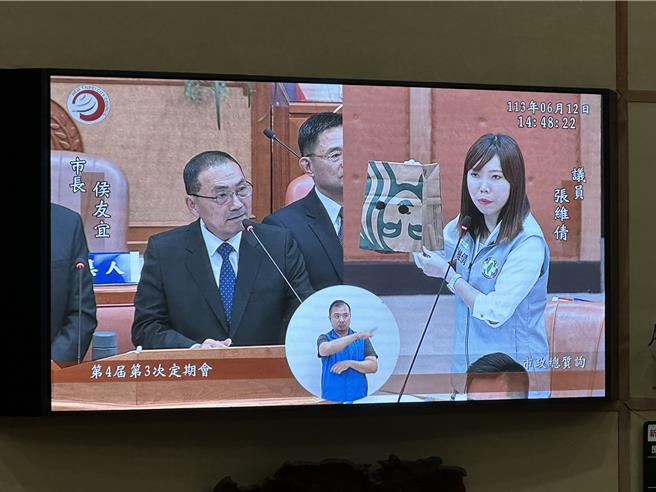 民进党团总召张维倩表示，女性同胞屡传如厕被偷拍，但不知该如何自保，只好自备纸袋，再戴在头上，实在很悲哀。（高钧麟摄）