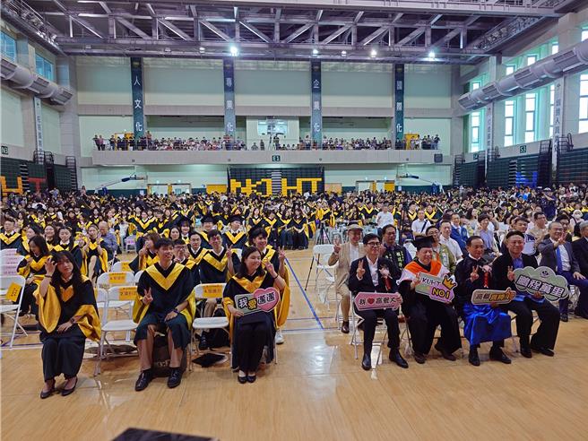 毕业季到来，国立高雄餐旅大学12日举办毕业生谢师祝望典礼，毕业典礼延续古礼仪式，安排学生戴上厨师帽，象徵衣钵传承。（任义宇摄）