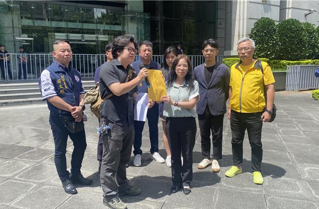 多組民團12日赴交通部陳情，要求部長李孟諺盡快與民團對話溝通，現場由交通部官員接下陳情書。（蔡明亘攝）