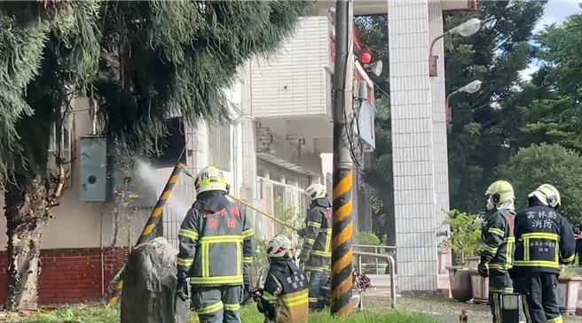 位於廣興教育農園的西螺分局臨時辦公廳舍今天午電箱突然冒煙起火，雲林縣消防局趕往滅火。（民眾提供）