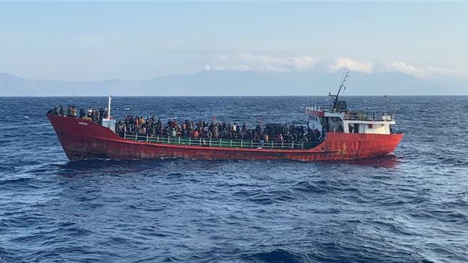 滿載移民的小型貨船（示意圖／路透社）