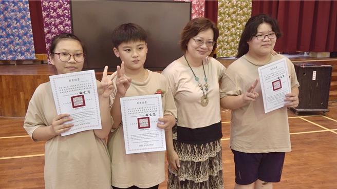 港源国小校长梅文慧带3名毕业生卢品瑄、黄凯威、黄玮凌进行校园巡礼，接续颁给毕业证书。（杨静茹摄）