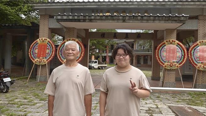 港源国小第4届校友黄旺松（左）12日出席孙子黄暐港毕业典礼，也是港源最后一届毕业典礼。（杨静茹摄）