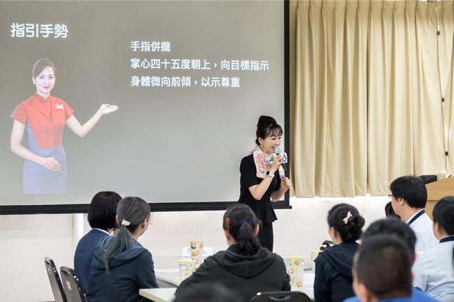 福特六和今年再度邀请华航举办航空级全员礼仪训练。图／业者提供