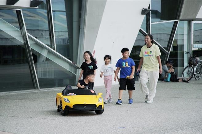 為推廣汽車產業，台北市商業處輔導台北市汽車產業發展聯合會辦理 「2024台北汽車寓教於樂篇」，12日邀請台北市陽明山上的湖田國小的學生在圓山兒童體適能區baby嘟嘟房體驗共享電動車。(台北市汽車產業發展聯合會提供)