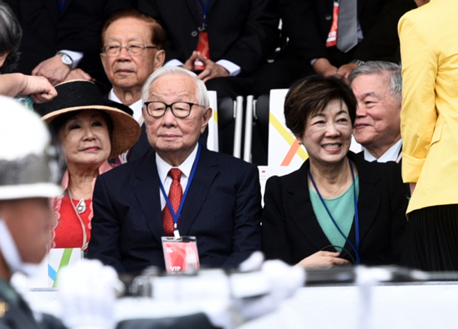 台積電創辦人張忠謀及妻子張淑芬。（圖／報系資料照）
