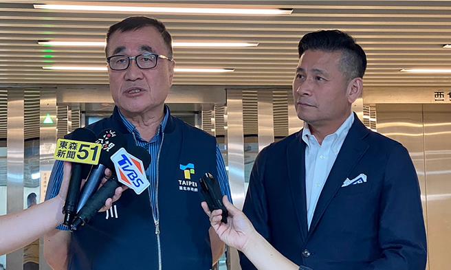 台北市议会12日下午针对大巨蛋举办演唱会的解套方式举行政党协商，议长戴锡钦（右）与副市长李四川（左）也都于会后出面接受访问。（丁上程摄）
