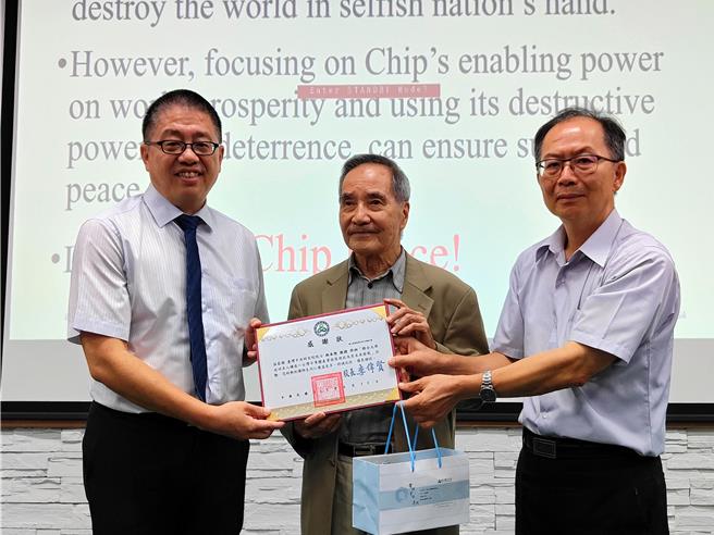 聯大侯副校長致贈感謝狀給林本堅教授。（苗栗縣政府提供／李京昇苗栗傳真）