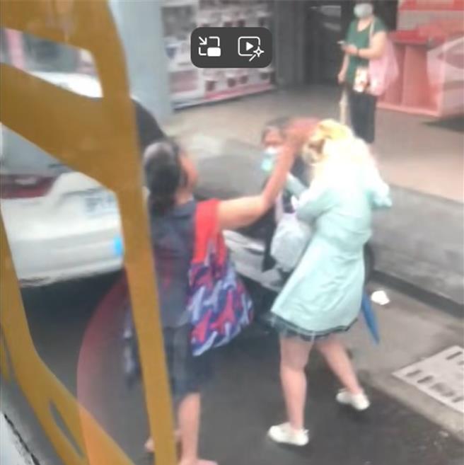 台中1名女大生11日7时05分在雾峰区中兴内新街口公车站等公车，竟遭1名下车妇人对她连呼7个巴掌还扯髮。（翻摄自DCARD论坛）