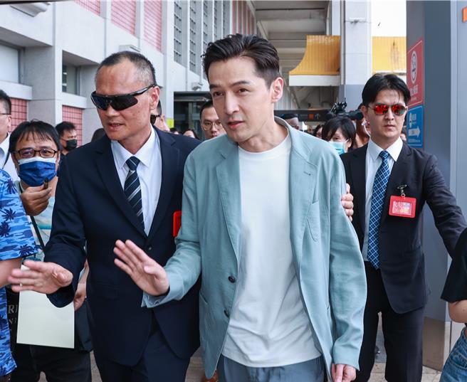 大陸男神胡歌12日上午11點多翩然抵台。（羅永銘攝）