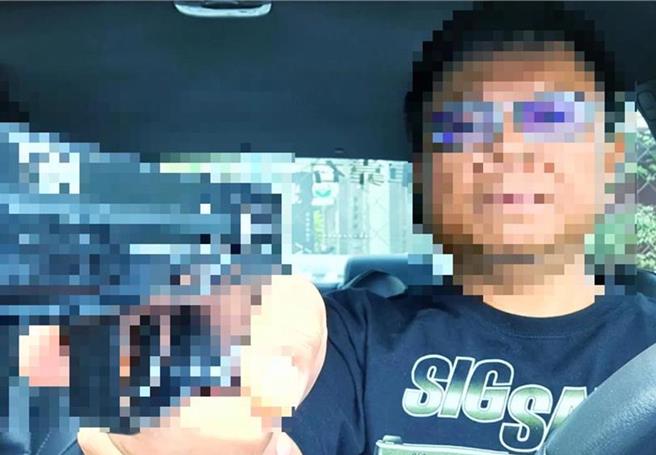 台鐵潮州副站長被記申誡2次，曾貼出持BB槍自拍照怒嗆網友。（摘自血汗臺鐵）