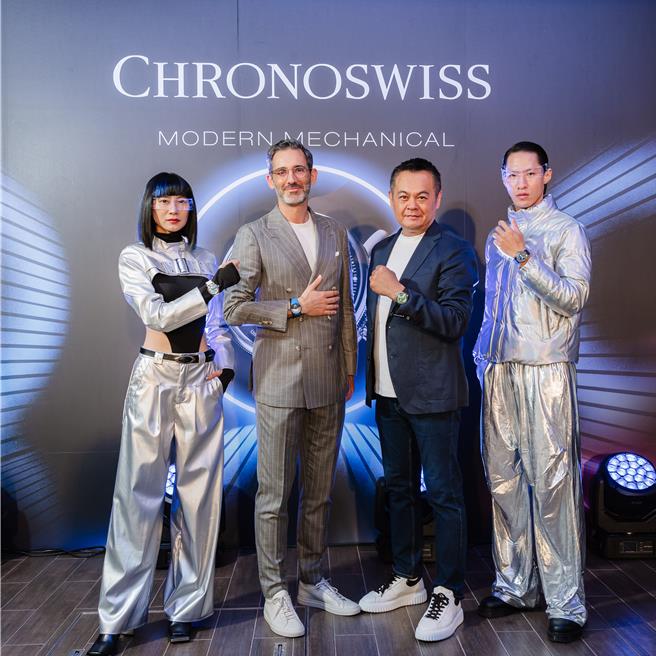 瑞寶來台首展，除了充滿科幻感的男女模外，（左二）瑞寶全球銷售總監Rocco Giudice、（左三）瑞寶台灣總代理康柏捷國際總經理Wells Tsai也一同現身。（瑞寶提供／黃唯淯台北傳真）