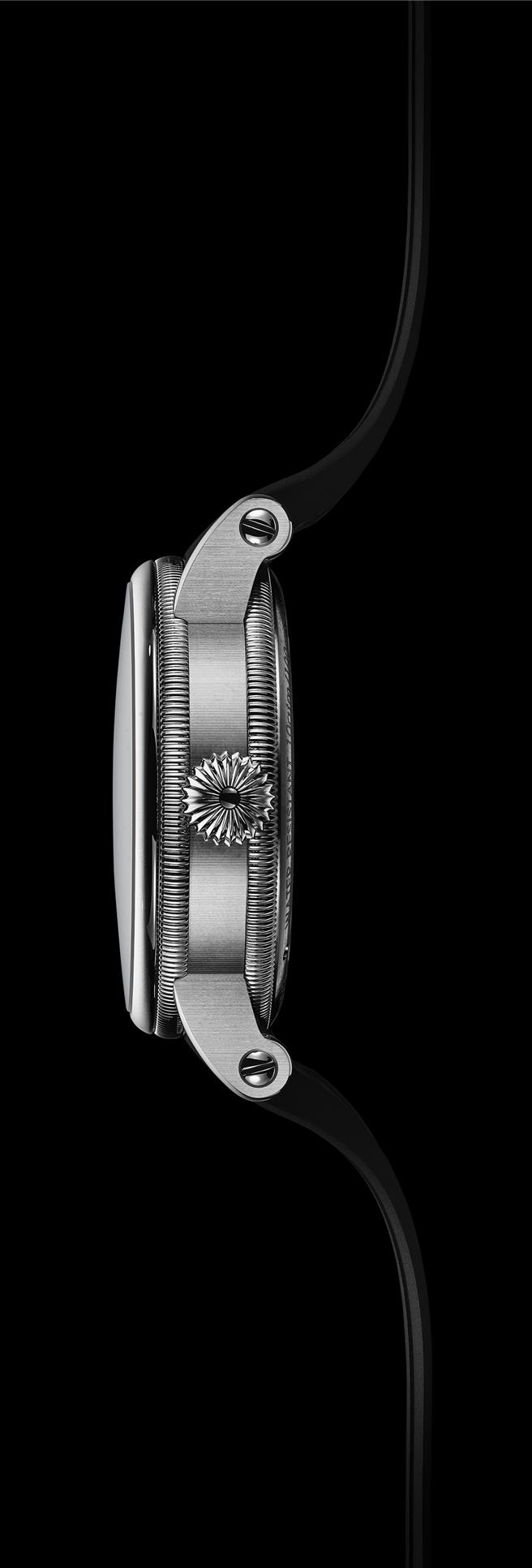 錶殼側邊的錢幣紋刻痕迷人，搭配復古洋蔥式表頭更顯古風。（瑞寶提供／黃唯淯台北傳真）