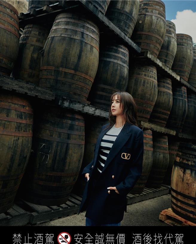 见到成堆的橡木桶时，Jolin也忍不住跟这些「老前辈」合照。（格兰父子提供／黄唯淯台北传真）