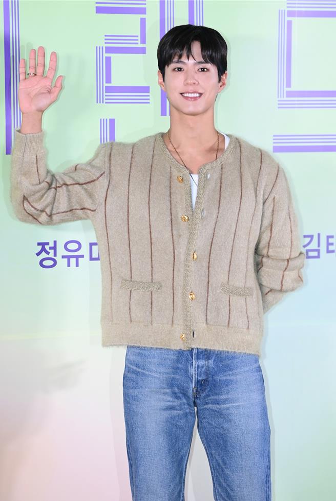 朴寶劍以一身Celine大地色系的針織上衣與丹寧褲出席。（Celine提供／黃唯淯台北傳真）