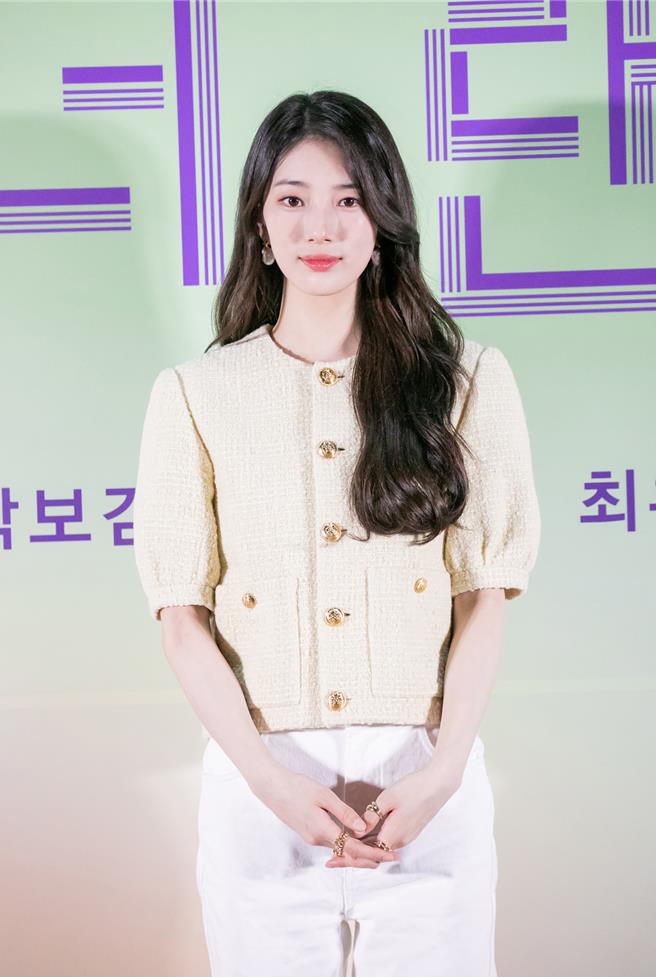 秀智以接近的Celine大地色系套裝出席活動。（Celine提供／黃唯淯台北傳真）