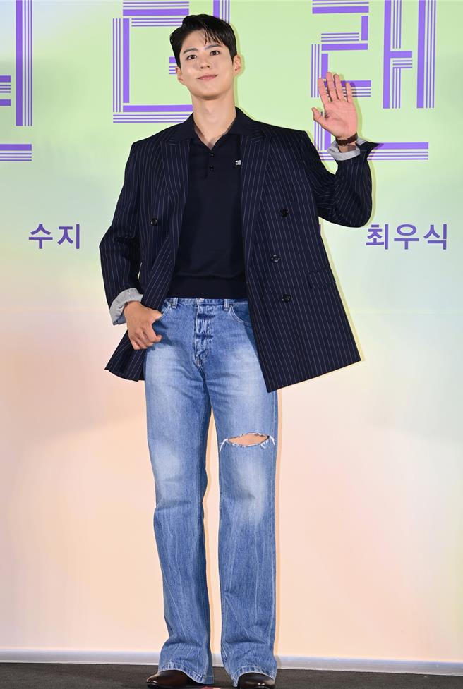 朴寶劍出席另一場活動時，以簡單的Celine黑色條紋西裝夾克登台，搭配丹寧褲打造休閒感。（Celine提供／黃唯淯台北傳真）
