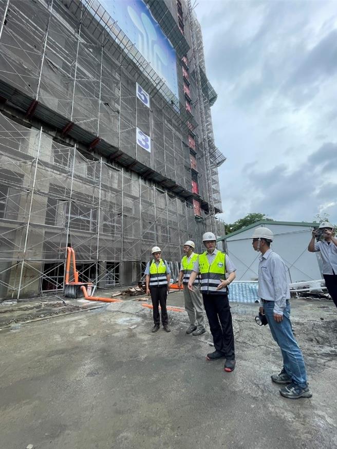 台南市沙崙高鐵特區周邊大樓某處民間住宅勞動檢查，檢視現場安全衛生設施執行情形，共處58萬元及全區施工架停工。（職安署提供／林良齊台北傳真）