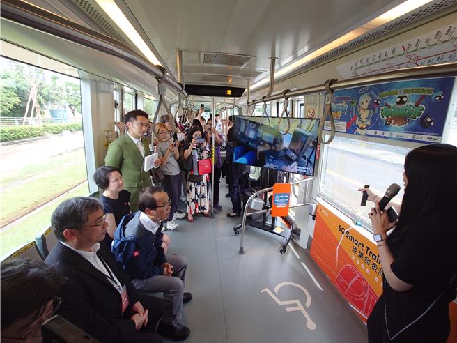 高雄轻轨与台湾大哥大合作，利用5G、AI打造2列智慧列车，能以AR与旅客即时互动，也能利用AI协助侦测路况、人流等，降低轻轨工作人员负担。（任义宇摄）