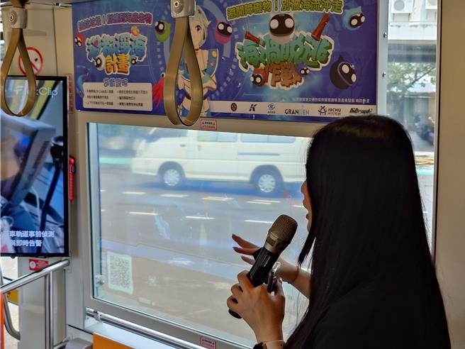 智慧列车用透明崁入式OLED显示器，以AR虚拟人物即时导览高雄港湾风景，让旅客搭车过程增添乐趣。（任义宇摄）