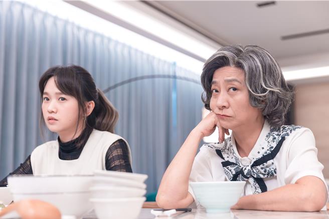 楊麗音（右）談到與嚴正嵐合作感想，笑說嚴正嵐簡直「可愛度爆表」。（華視、公視台語台提供）