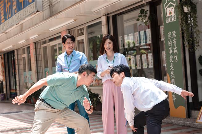 馬力歐（前排左）飾演房仲店長，同時也為姚淳耀（右）直屬上司。（華視、公視台語台提供）