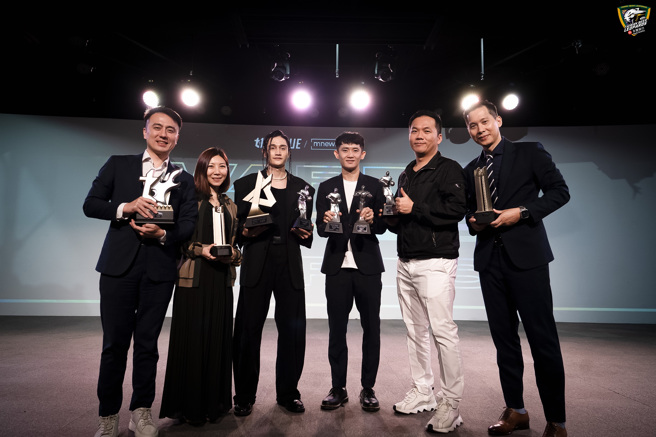 T1年度颁奖，台啤云豹包办11个奖项成为最大赢家，执行长张建伟、球团总监苏妍如、高锦玮、蒋淯安、董事长刘晋良、营运长顏行书(左起)合影。(台啤云豹提供)