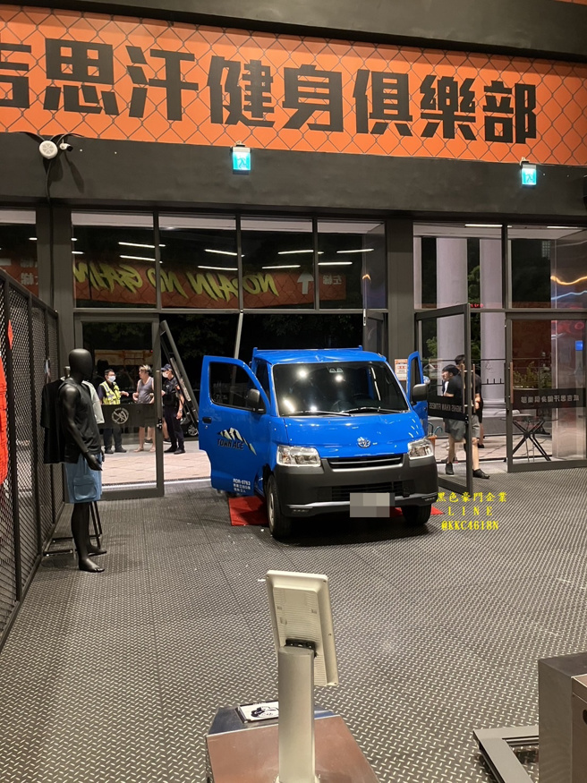 馆长陈之汉所开的健身房成吉思汗健身俱乐部台中馆，今12日晚间传出遭一辆小货车衝撞。（翻摄黑色豪门企业）