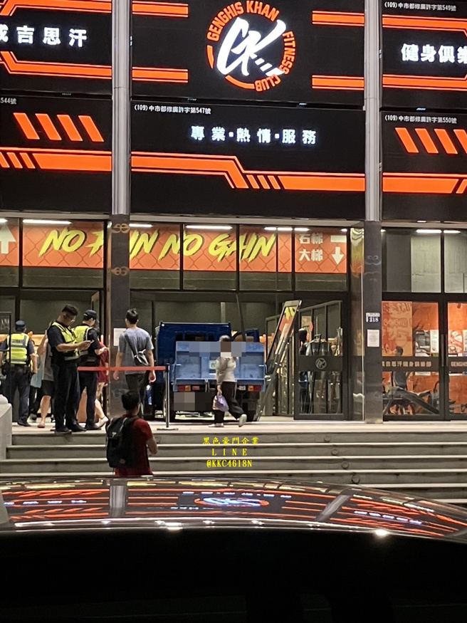 馆长陈之汉所开的健身房成吉思汗健身俱乐部台中馆，今12日晚间传出遭一辆小货车衝撞。（翻摄黑色豪门企业）