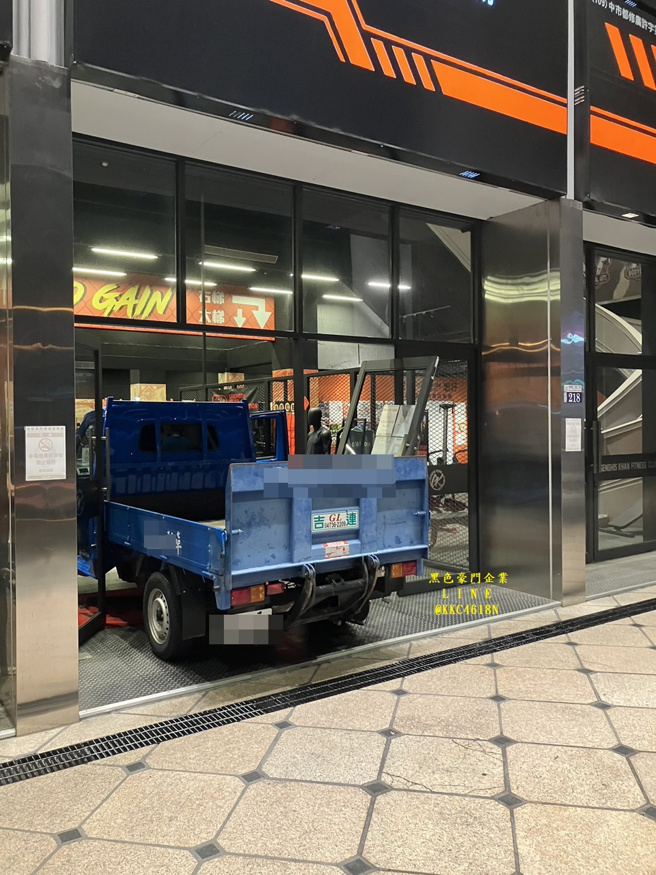 馆长陈之汉所开的健身房成吉思汗健身俱乐部台中馆，今12日晚间传出遭一辆小货车衝撞。（翻摄黑色豪门企业）