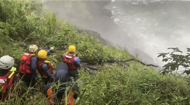 3名菲律宾籍人12日至屏东县玛家乡沙拉湾瀑布玩水，不料其中1名34岁女子不慎落水溺毙。（屏东消防局提供／谢佳潾屏东传真）