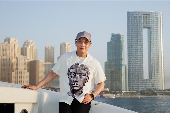 张信哲日前在杜拜开唱顺利落幕，趁空檔享受当地美景。（潮水音乐提供）