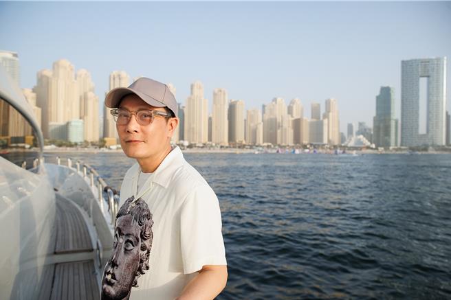 张信哲日前在杜拜开唱顺利落幕，趁空檔享受当地美景。（潮水音乐提供）