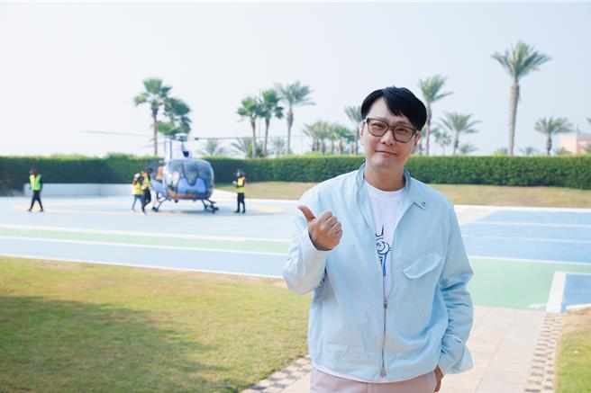 张信哲日前在杜拜开唱顺利落幕，趁空檔享受当地美景。（潮水音乐提供）