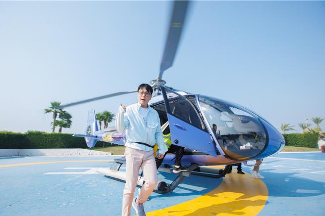 张信哲日前在杜拜开唱顺利落幕，趁空檔享受当地美景。（潮水音乐提供）