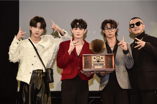 吕植宇（左二）12日举办新单曲发布会，邀来好友吴昱廷（左起）、MAX、高有翔到场祝贺。（踢帕娱乐提供）