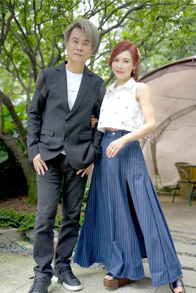 吴申梅（右）12日举办新单曲活动，邀来制作人江志丰到场力挺。（放音乐提供）