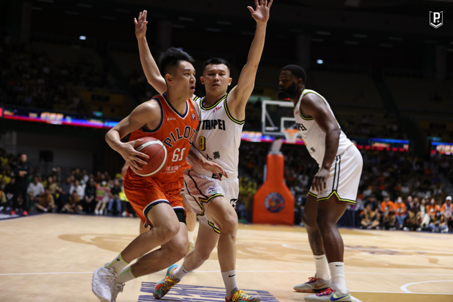 领航猿卢峻翔（左）挺住被对方严加防守的压力，努力找寻突破方式得分。（桃园璞园领航猿提供）