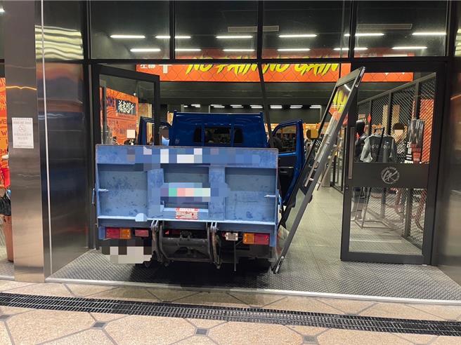 「館長」陳之漢在台中市北屯區崇經營的健身房「成吉思汗」，12日晚間遭1輛藍色貨車故意衝撞。（民眾提供／馮惠宜台中傳真）