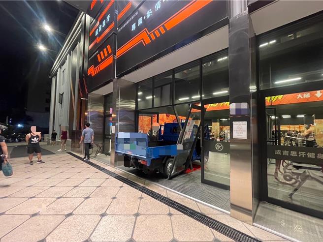 「館長」陳之漢在台中市北屯區崇經營的健身房「成吉思汗」，12日晚間遭1輛藍色貨車故意衝撞。（民眾提供／馮惠宜台中傳真）