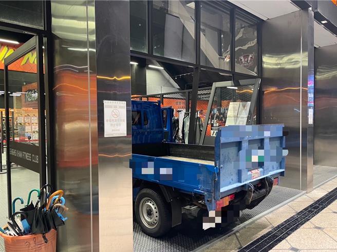 「館長」陳之漢在台中市北屯區崇經營的健身房「成吉思汗」，12日晚間遭1輛藍色貨車故意衝撞。（民眾提供／馮惠宜台中傳真）